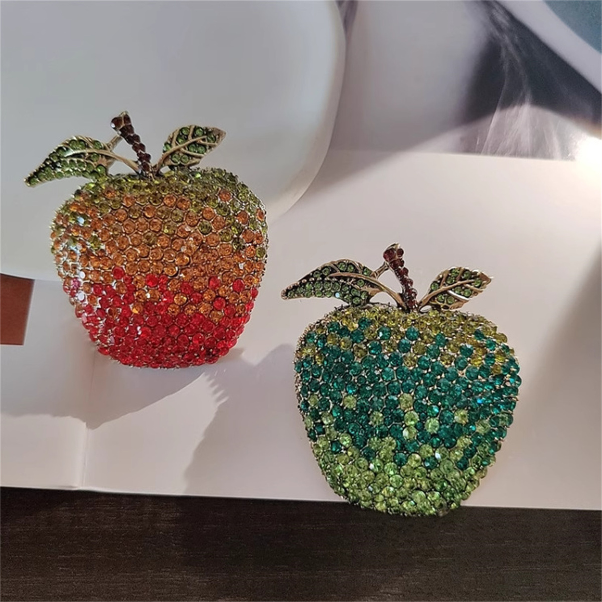 Literary Retro Apple Brooch Ha - огляд і ціна Eve Jewelry & Watches Distribuidor Oficial Rolex Buenos Aires